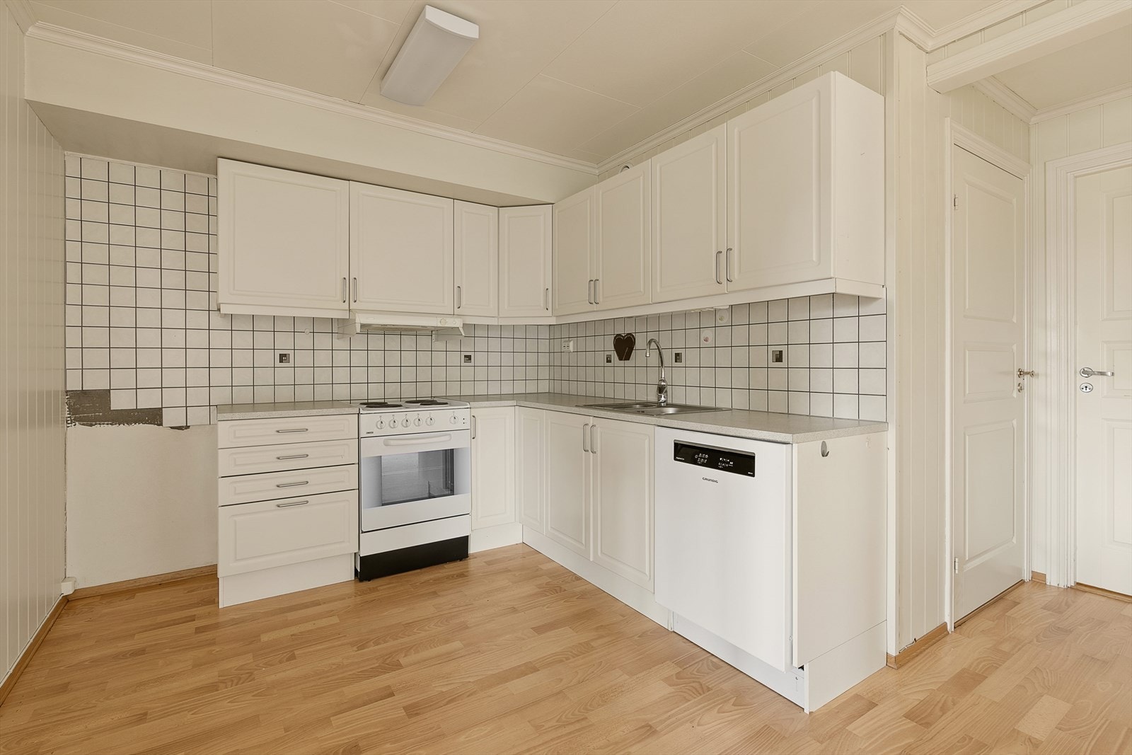 Kjøkkenet har hvite profilerte fronter, laminert benkeplate og gode oppbevaringsmuligheter. Galleribilde