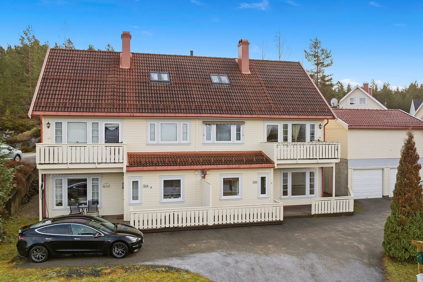 Tomten er opparbeidet med asfaltert adkomst og prydbusker. Galleribilde