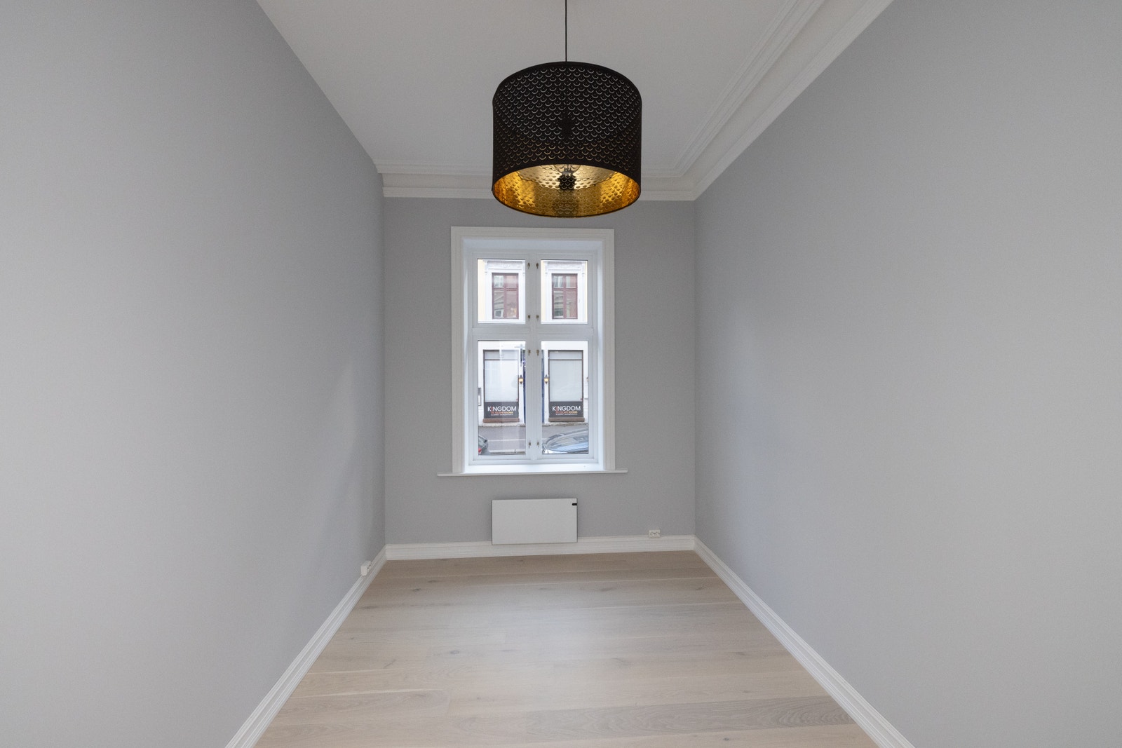 Rom 2: Stort rom vendt mot gate Galleribilde