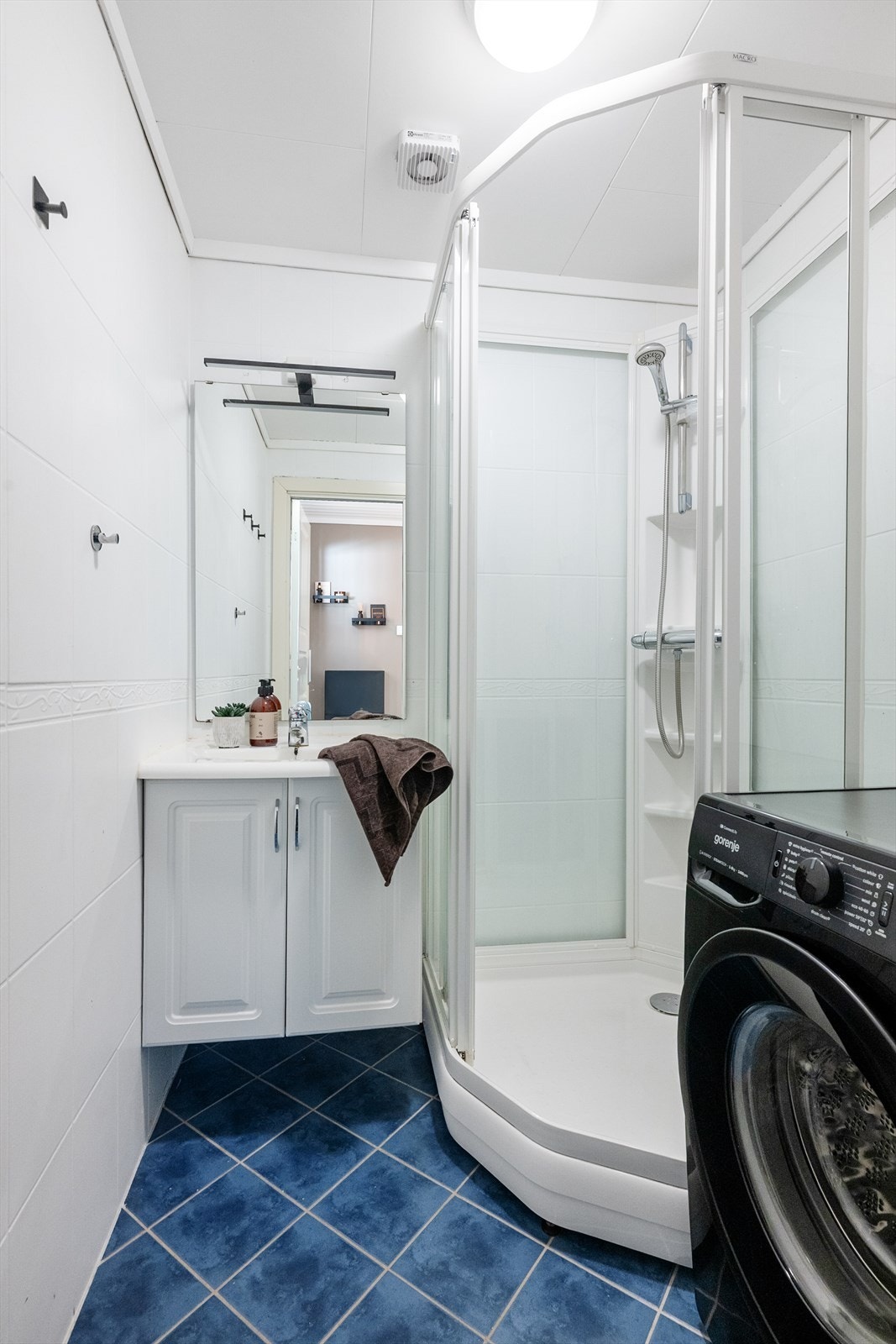 Lyst og pent baderom som er pusset opp i regi av borettslaget i 2008. Galleribilde