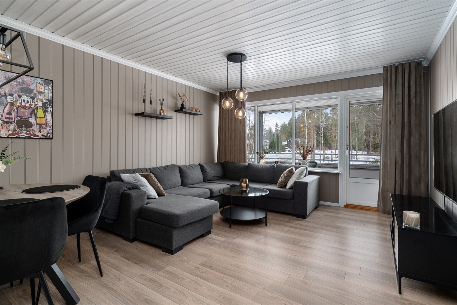 Stuen er romslig og byr på gode møbleringsmuligheter for både sofagruppe og spisestuemøblement. Galleribilde