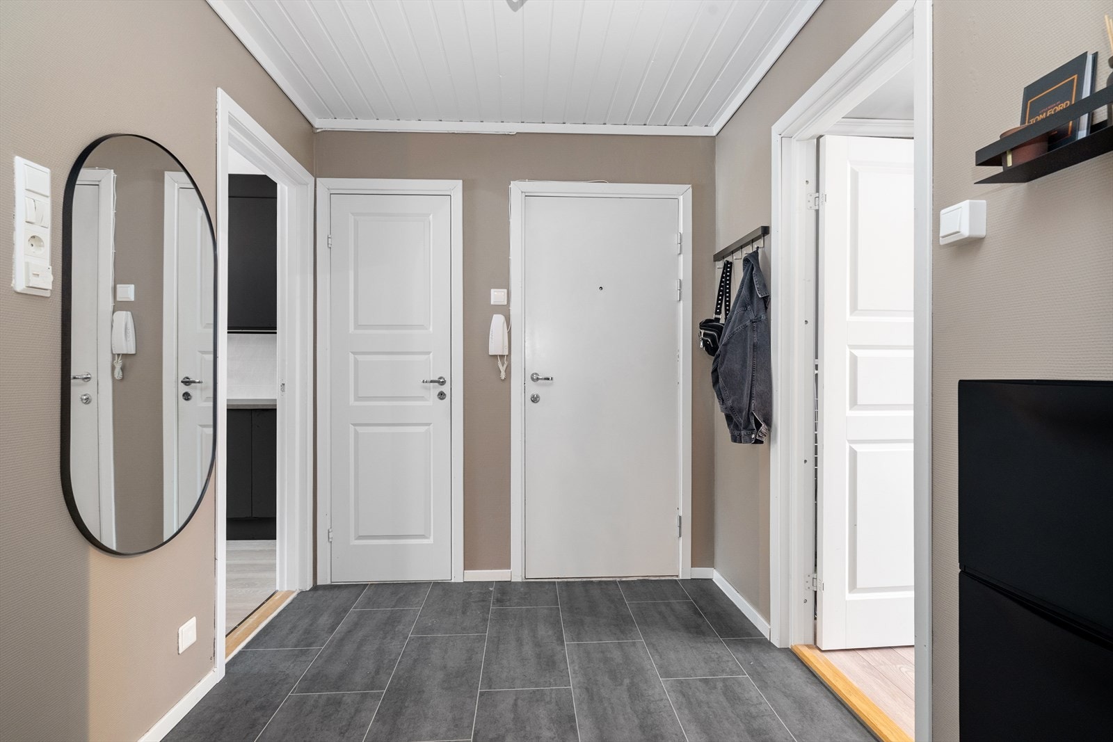 Fra felles trappegang kommer man inn til en romslig entré med fin plass til både sko- og yttertøy. Galleribilde