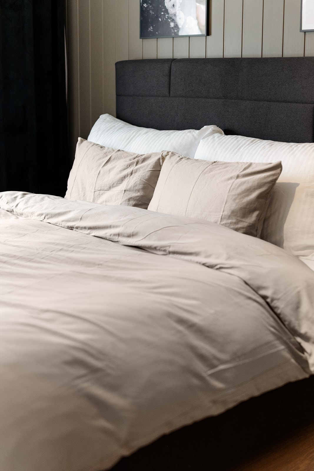 Det ene soverommet innehar skyvedørsgarderobe og det andre har frittstående garderobeskap, som gir godt med oppbevaringsplass for klær. Galleribilde