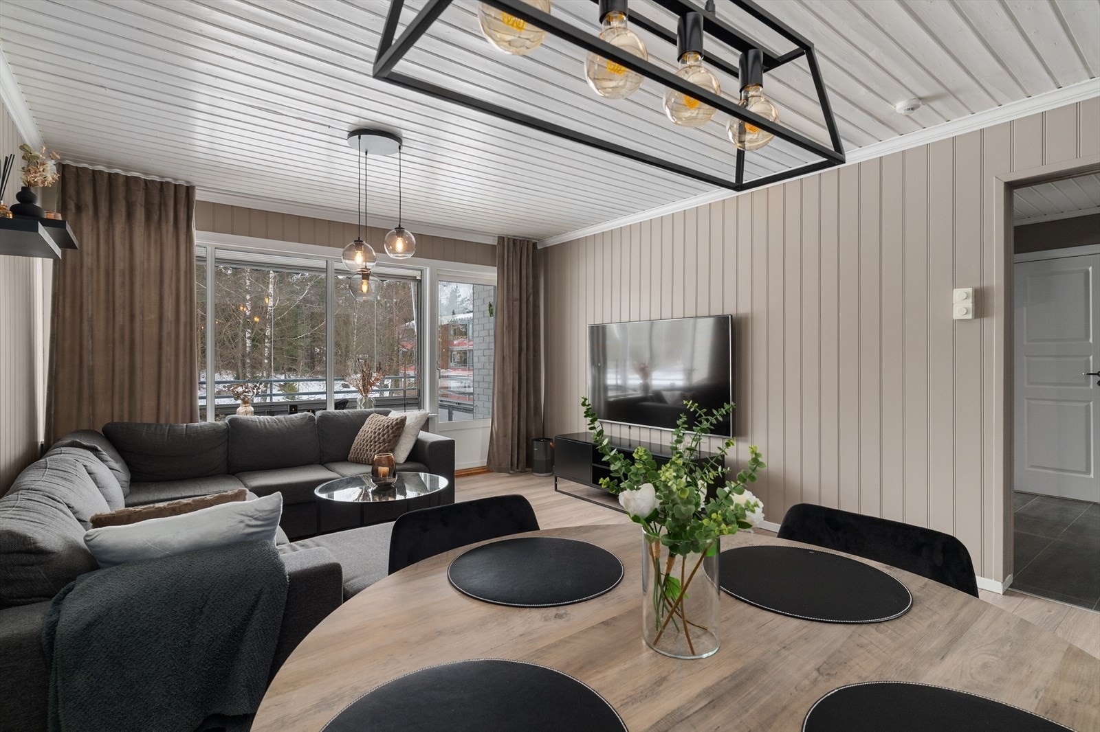 Innbydende og flott 3- roms leilighet med god beliggenhet i 2. etasje. Galleribilde