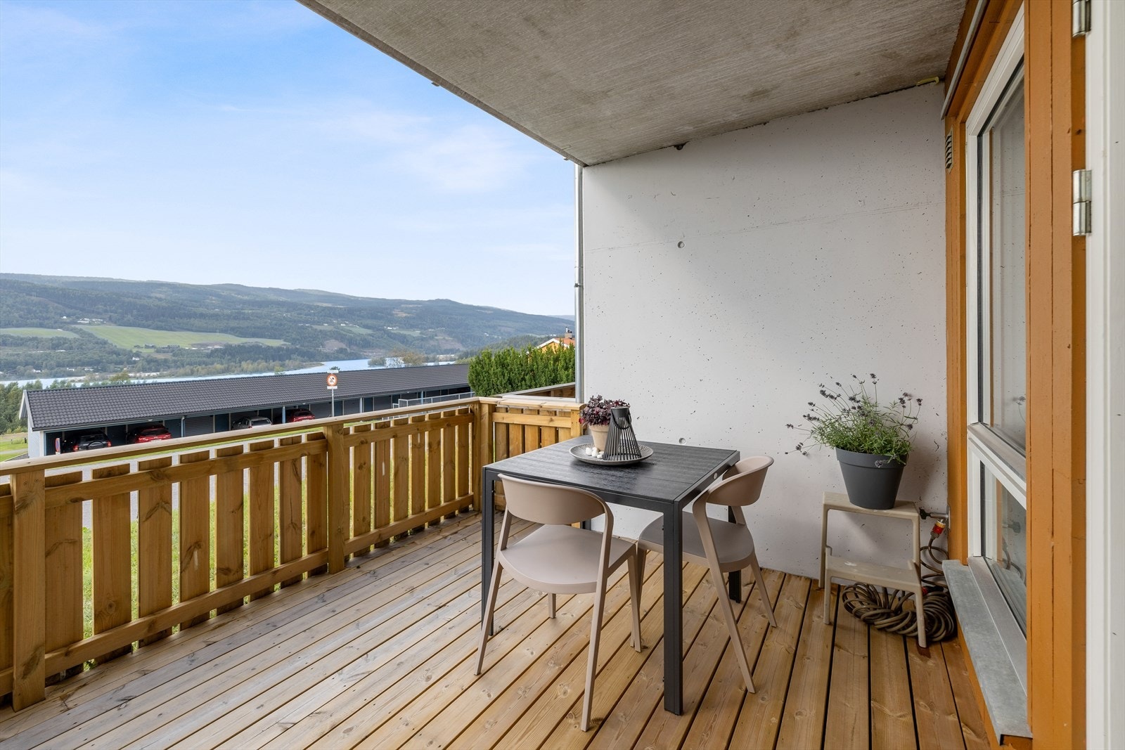 Terrassen er delvis overbygget, noe som skjermer godt for vær og vind. Galleribilde