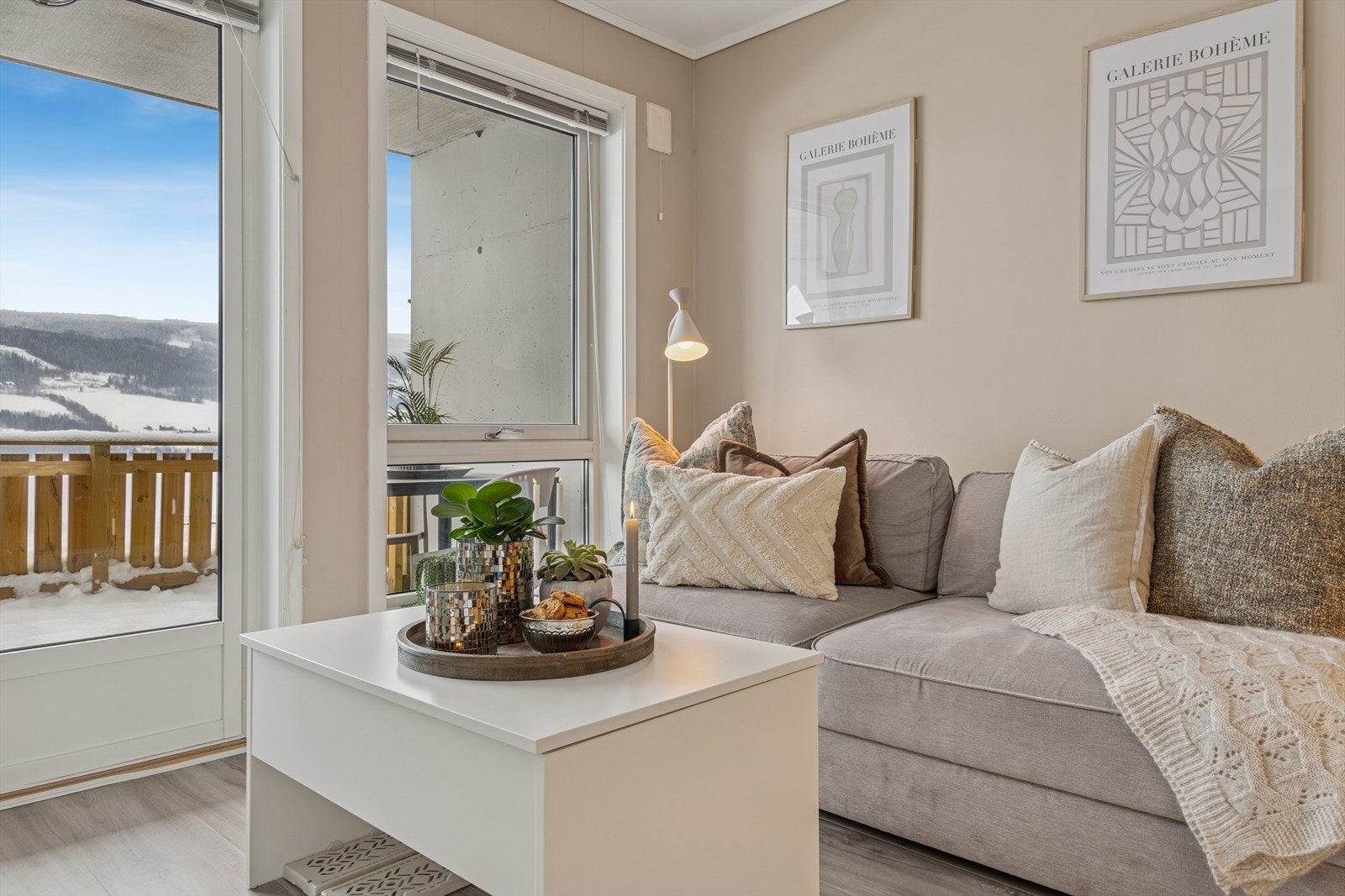 Sofaen er plassert i en lys krok med utsikt, som gir en behagelig sone for avslapning. Galleribilde