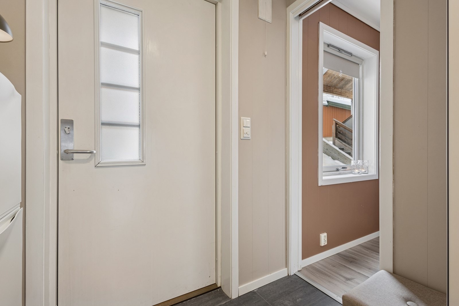 Entréen har flislagt gulv ved inngangsdøren, som gir en robust inngangsløsning. Galleribilde