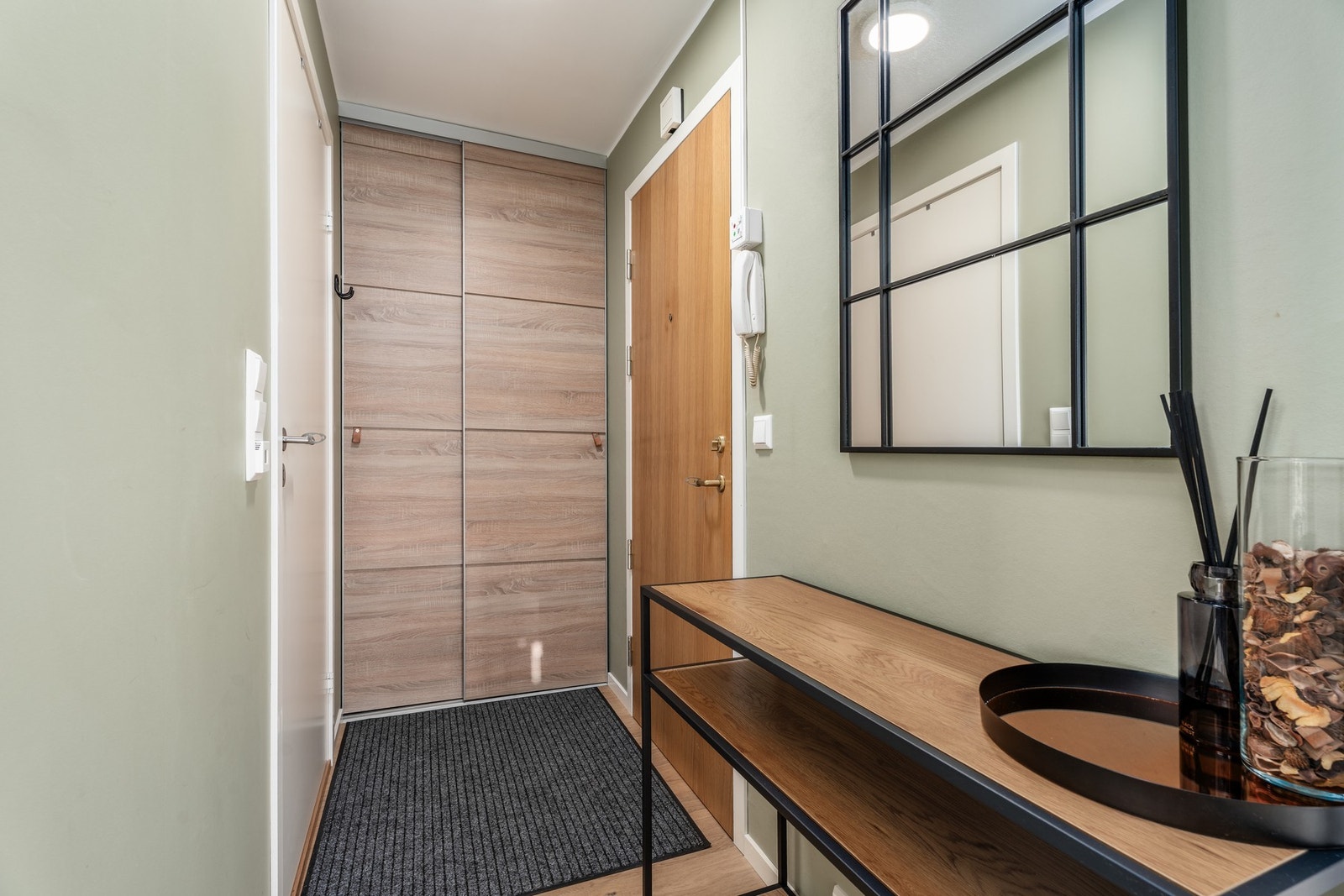 Velkommen inn! Porttelefon og praktisk garderobeskap i entrè Galleribilde