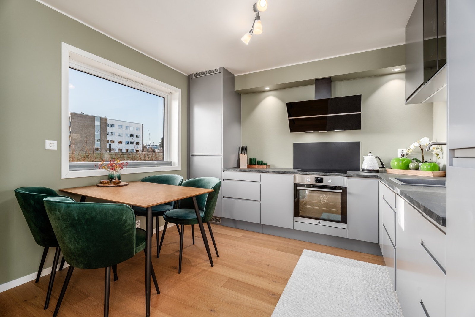 Kjøkkenet er utstyrt med fullintegrert kjøl/fryseskap, oppvaskmaskin og induksjon platetopp m.m. Galleribilde