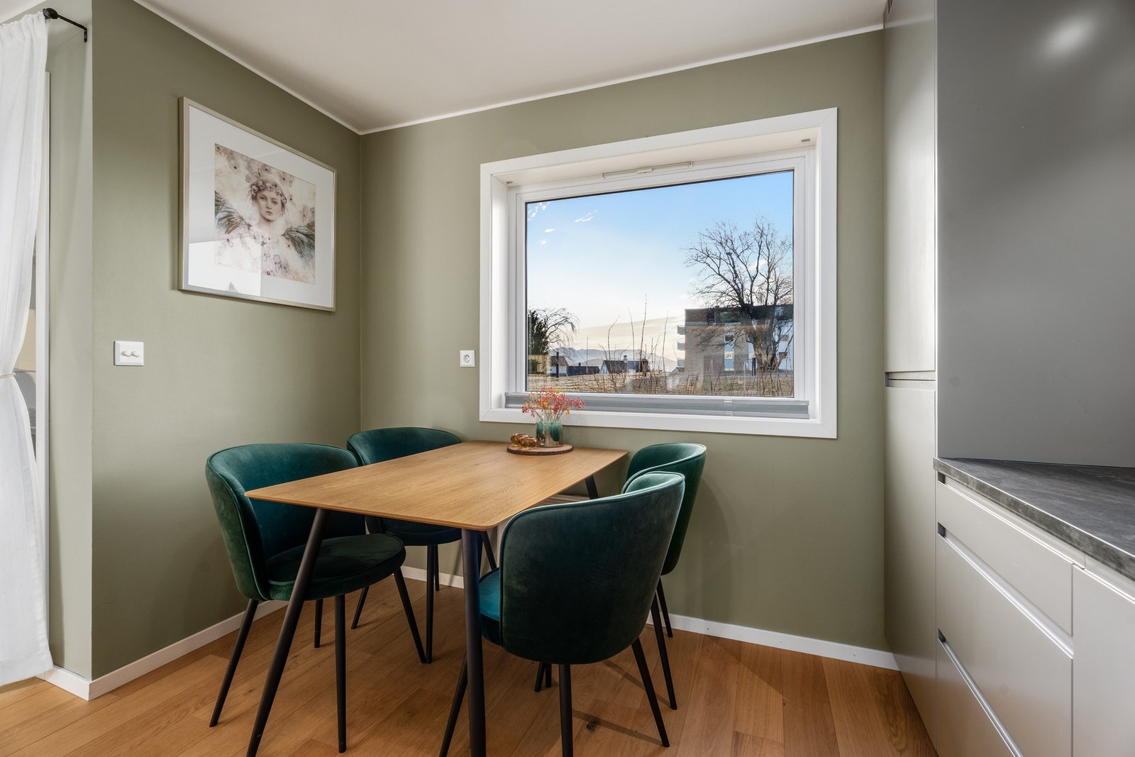 Praktisk løsning med plass til spisegruppe på kjøkkenet. Tilrettelagt for taklampe om ønskelig Galleribilde