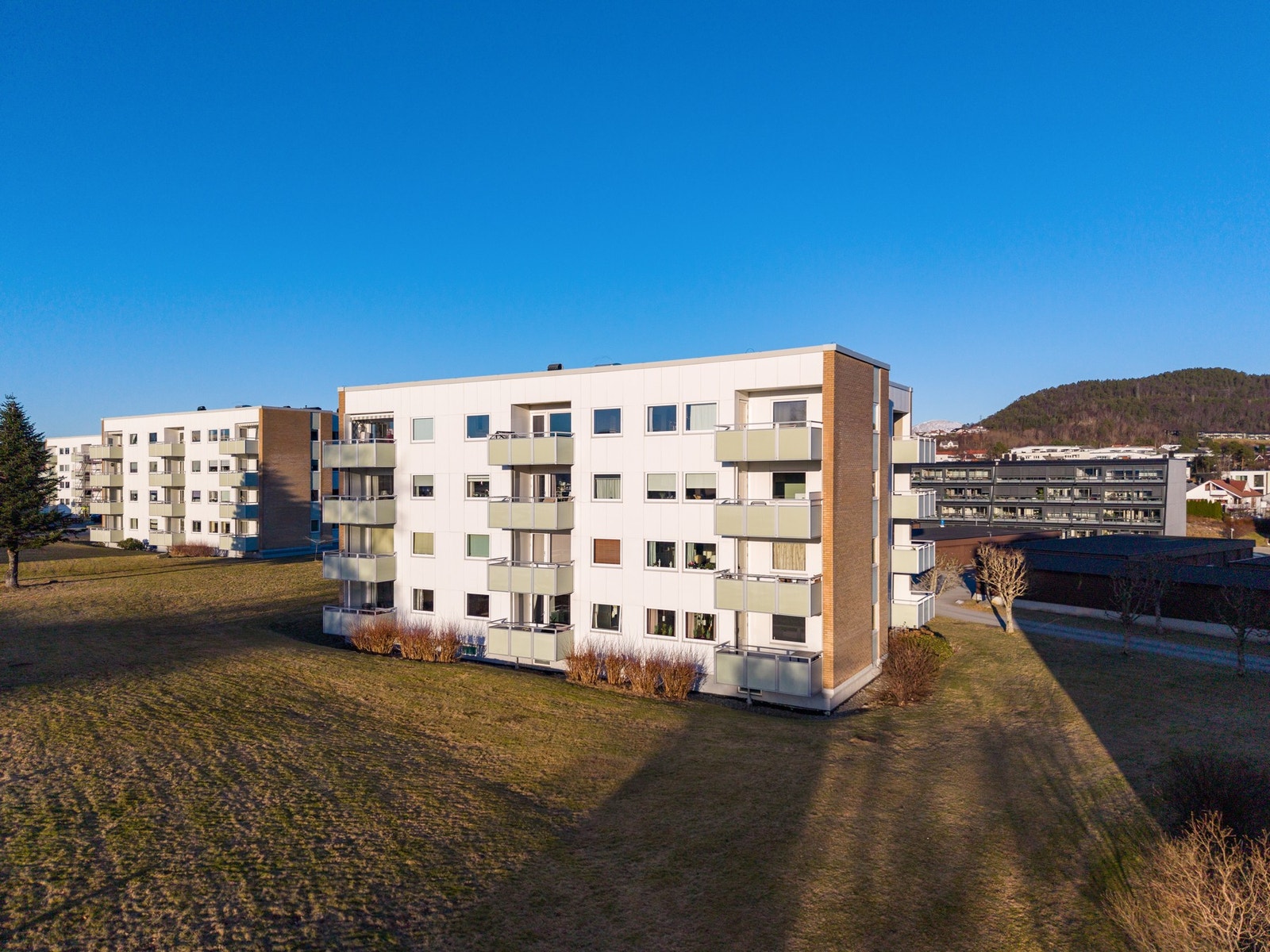 Leiligheten har en attraktiv beliggenhet i populær og sentralt boområde. Leiligheten er i byggets 1. etasje og har enkel adkomst Galleribilde
