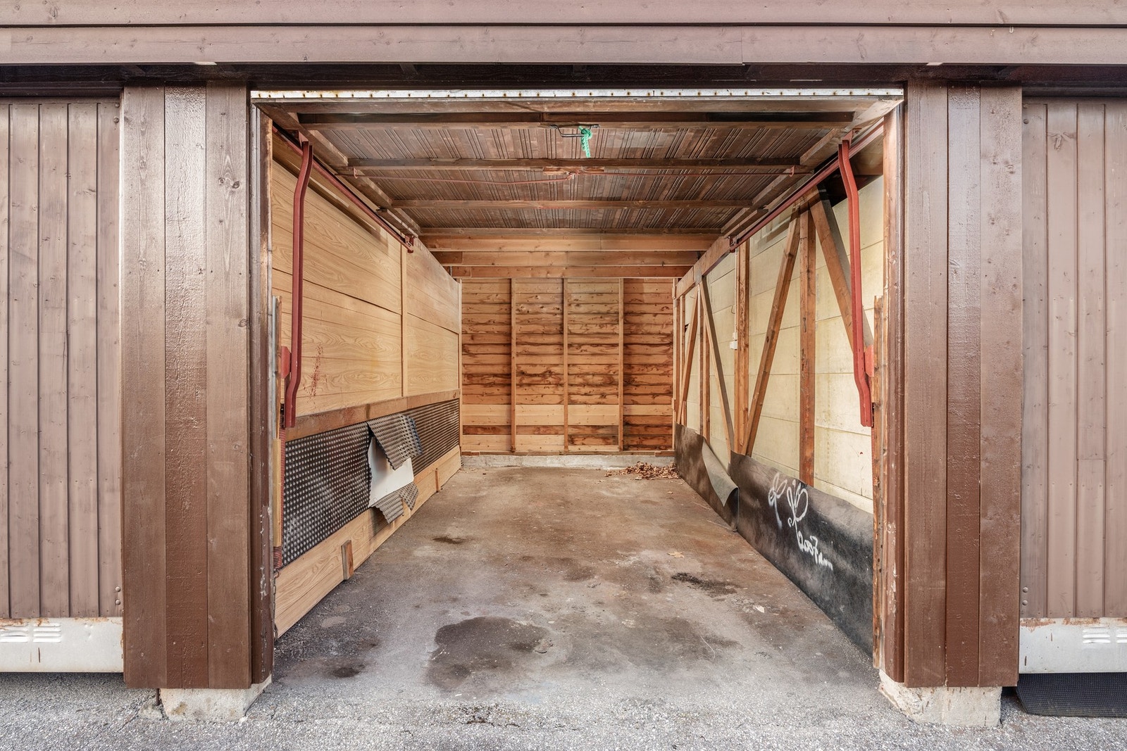 Garasje med asfaltert dekke. Manuell trevippeport. Det er opplagt lys/kontakt Galleribilde