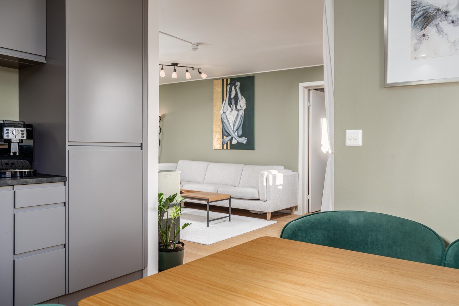 Stue/kjøkken er i en praktisk og delvis åpen løsning. Kjøkkenet var nytt i 2023 og er godt utstyrt Galleribilde