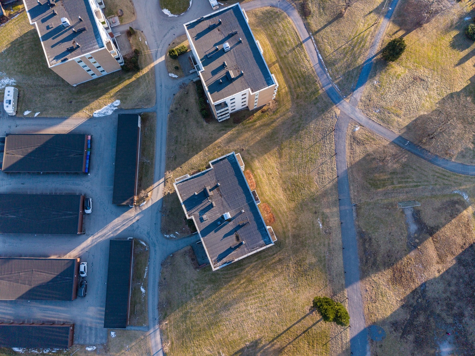 Oversiktsbilde over blokk, fellesareal og parkering/garasjer Galleribilde