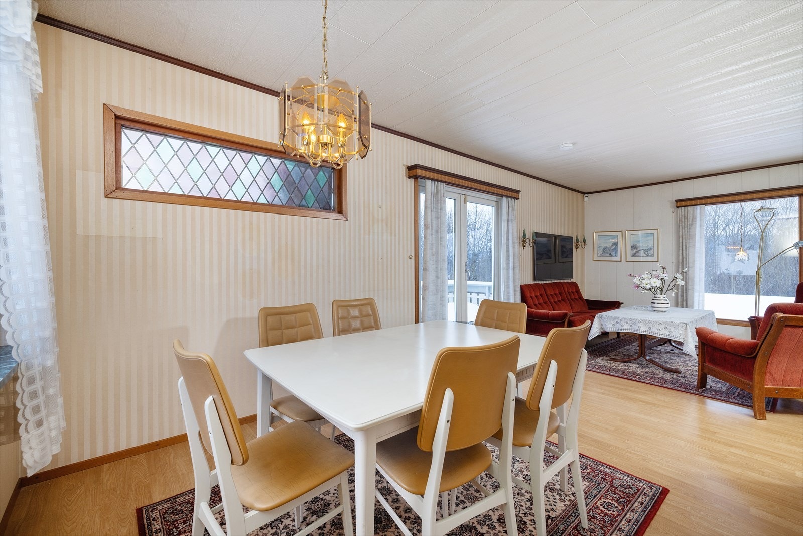 Det er godt lysinslipp fra flere retninger, samt utgang til stor terrasse med utestue. Galleribilde