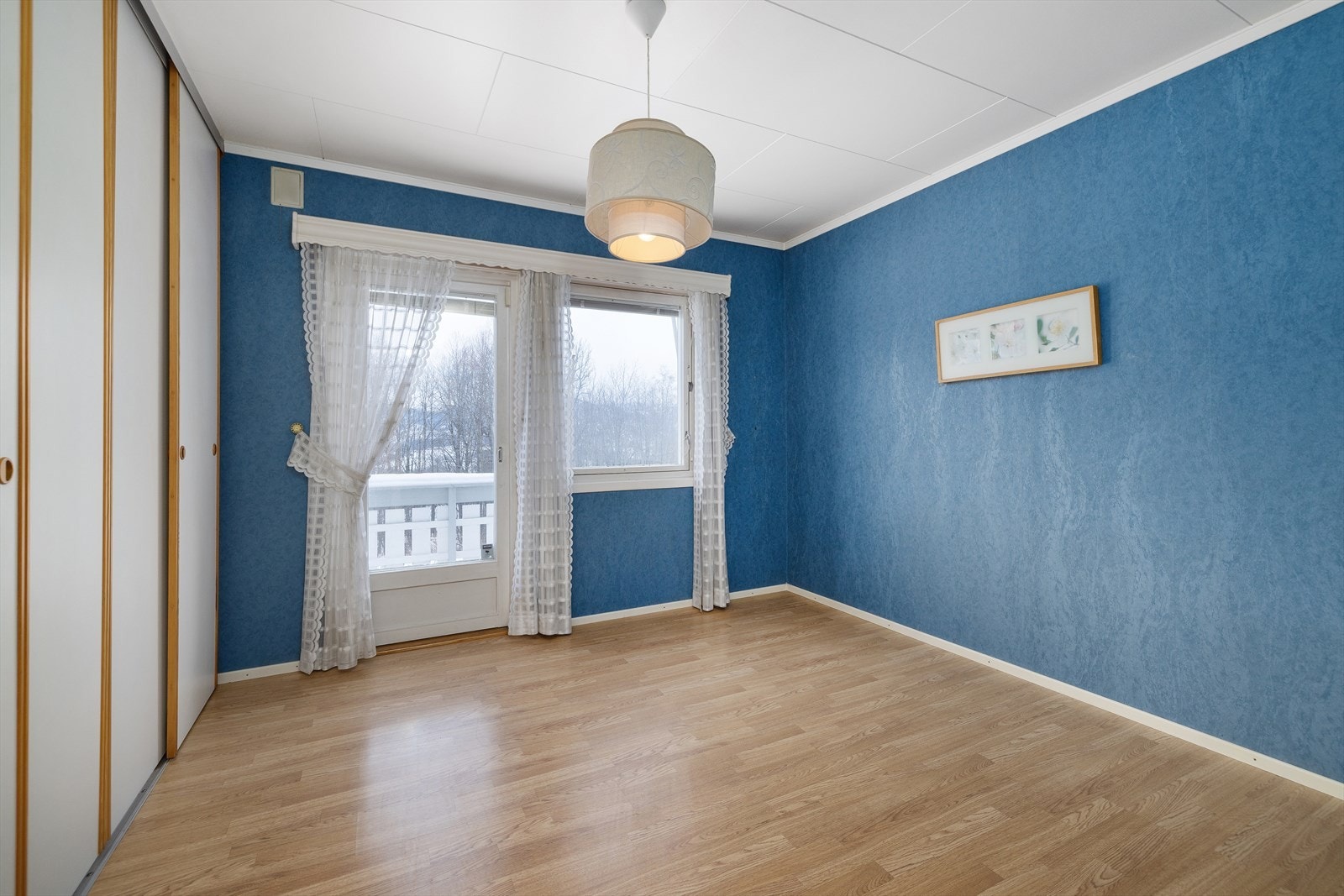 Det er to soverom i 1. etasje,. Hovedsoverommet har skyvedørsgarderobe og utgang til terrasse
. Galleribilde