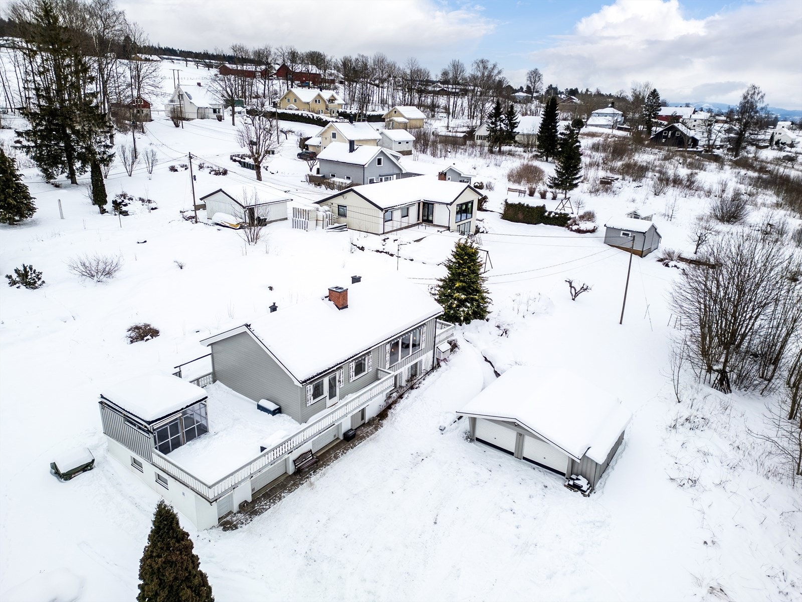 Fra boligen er det kort vei til Tranby sentrum med skole, barnehage, butikk og buss. Galleribilde