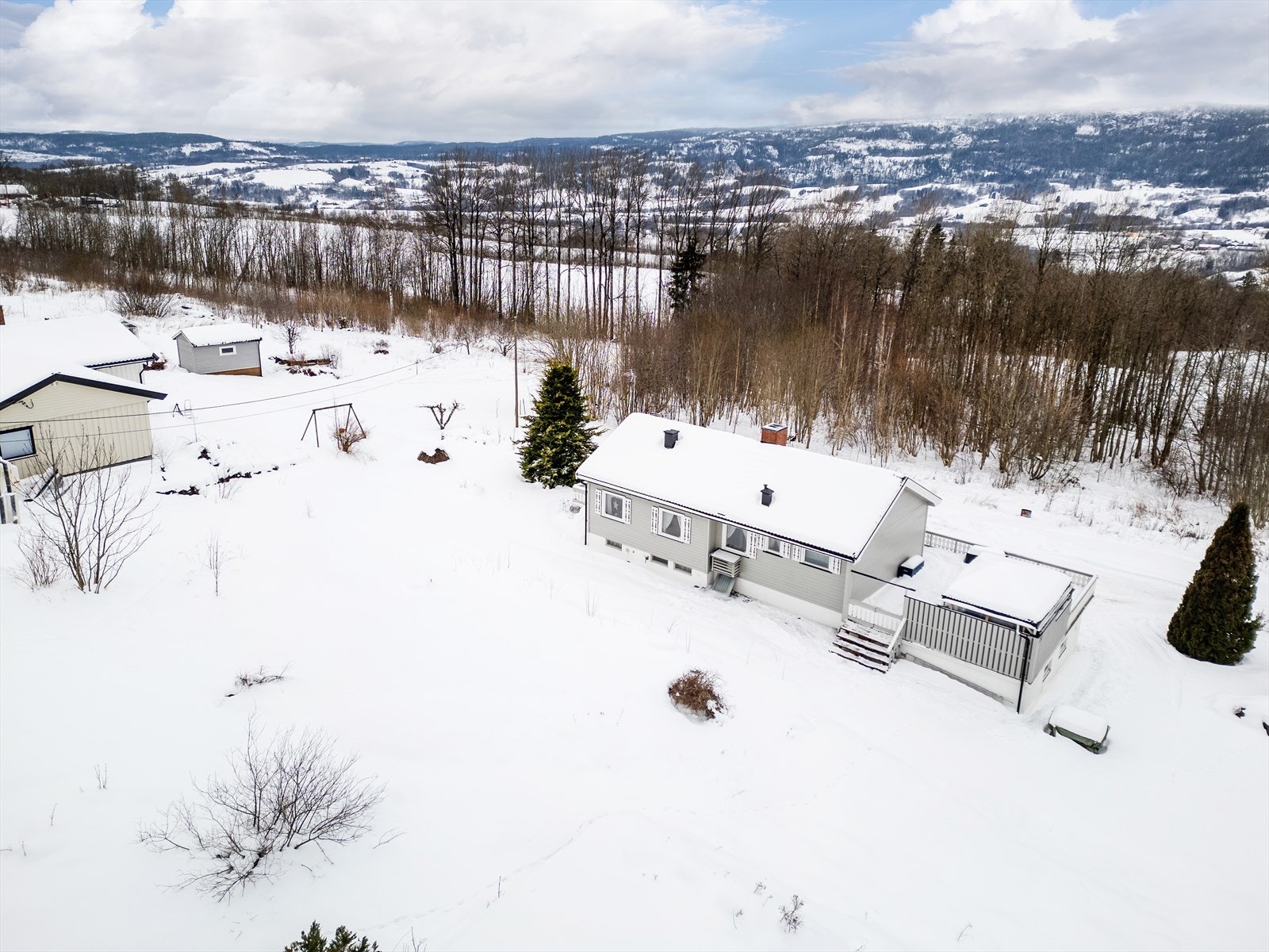 Det er ca. 18 minutter til Drammen sentrum med bil. kun 7 min til Liertoppen med rundt 70 butikker. Galleribilde