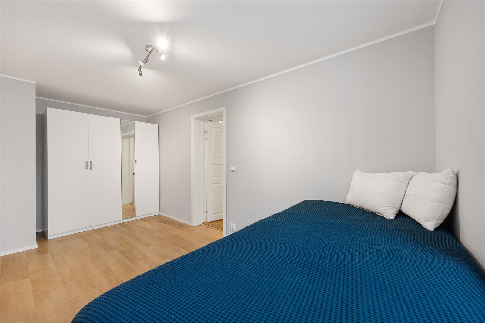 Soverommet i underetasjen har også godt med oppbevaringsplass i tilhørende garderobeskap. Galleribilde