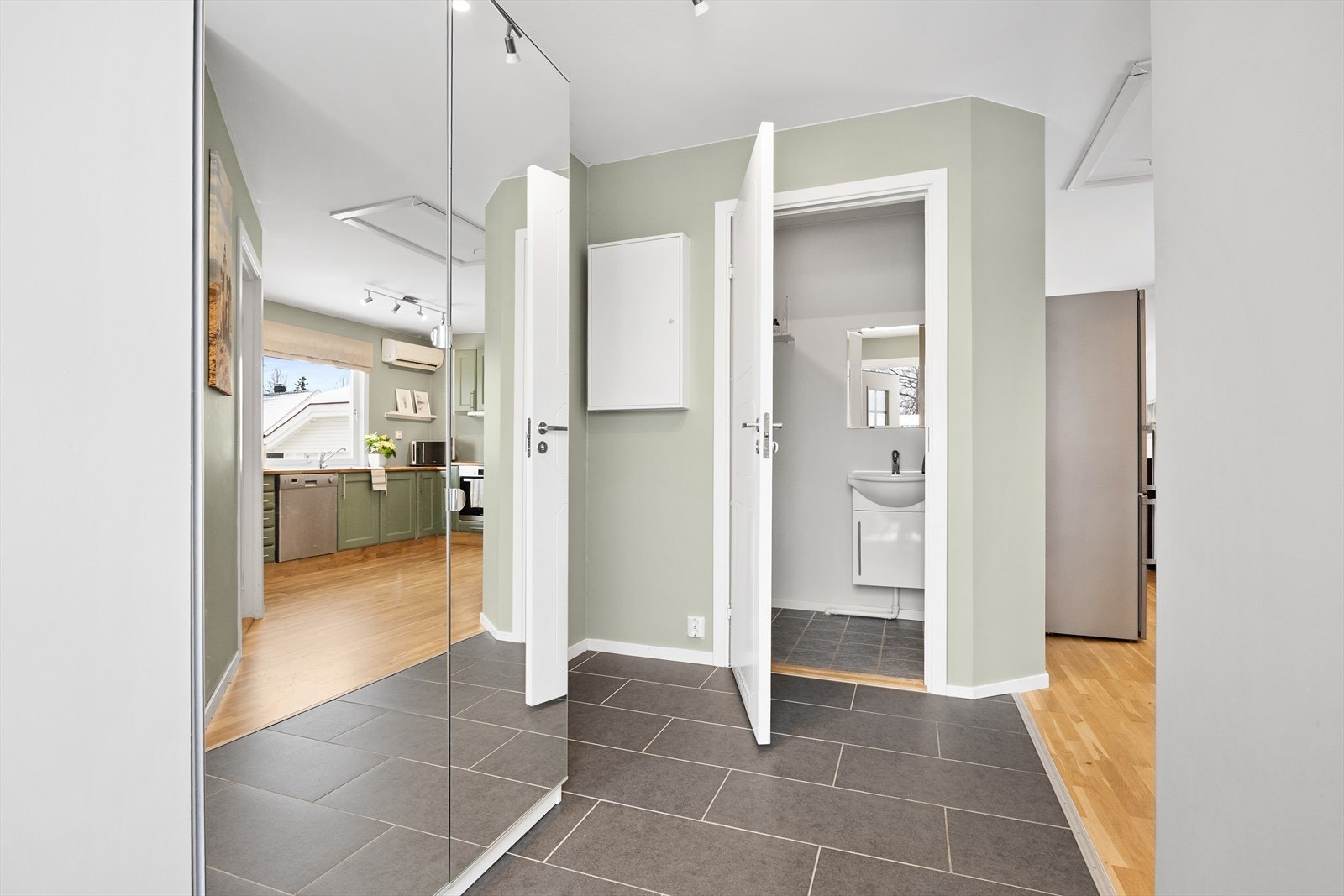 Gang med flislagt gulv med gulvvarme. Galleribilde