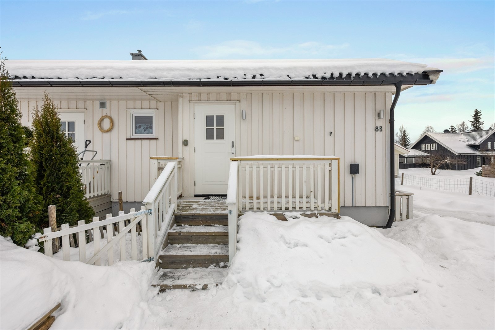 Koselig inngangsparti via utvendig trapp. Velkommen inn! Galleribilde