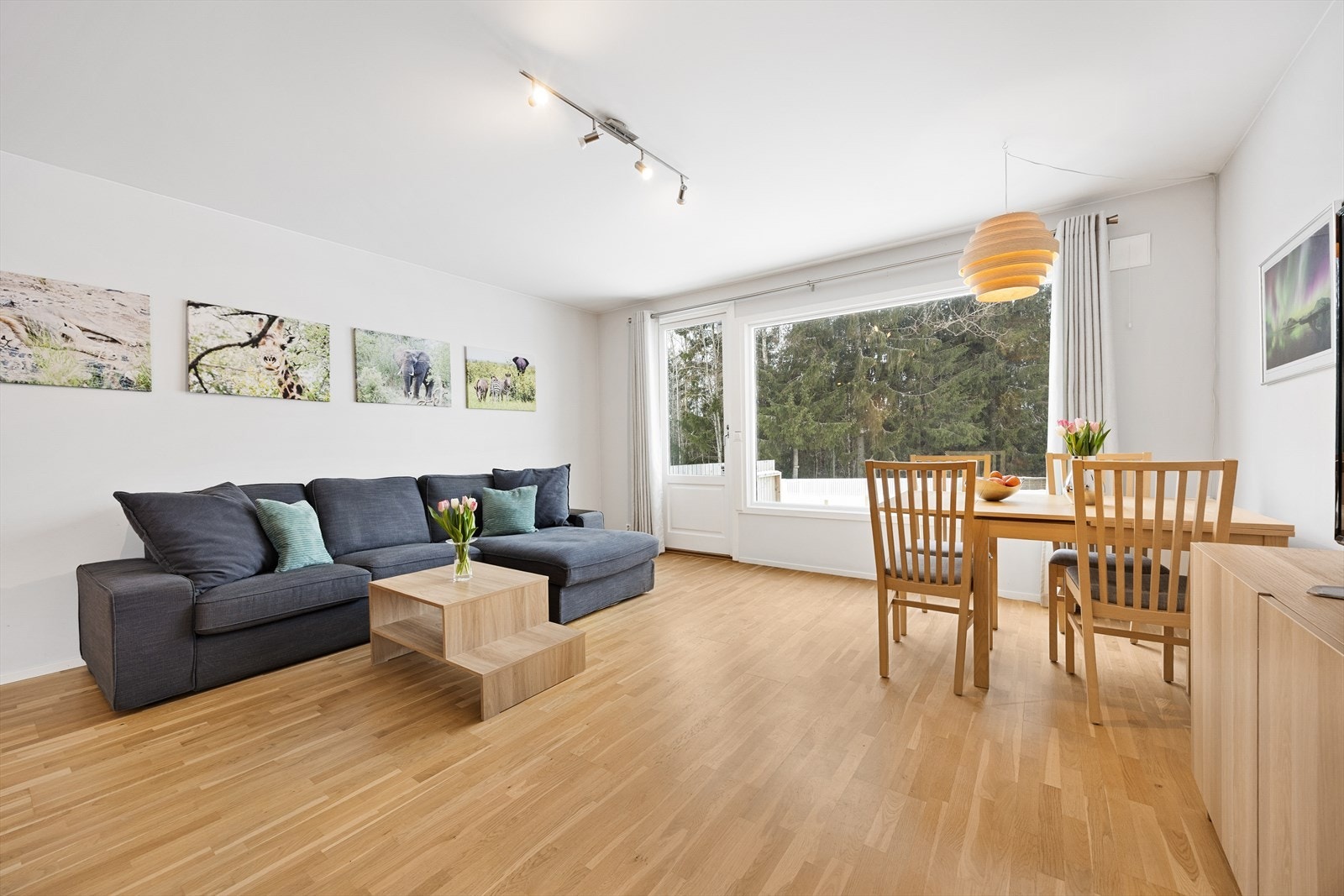 Fra stuen er det utgang til terrasse og hage. Galleribilde