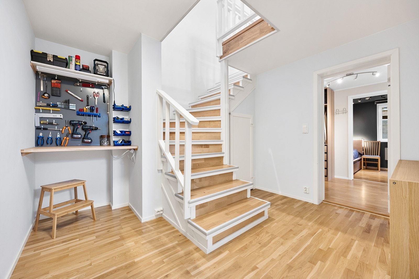 I underetasjen er det ytterligere to soverom, gang og bad. Praktisk utnyttet verktøyhjørnet samt lukket bod under trapp. Galleribilde