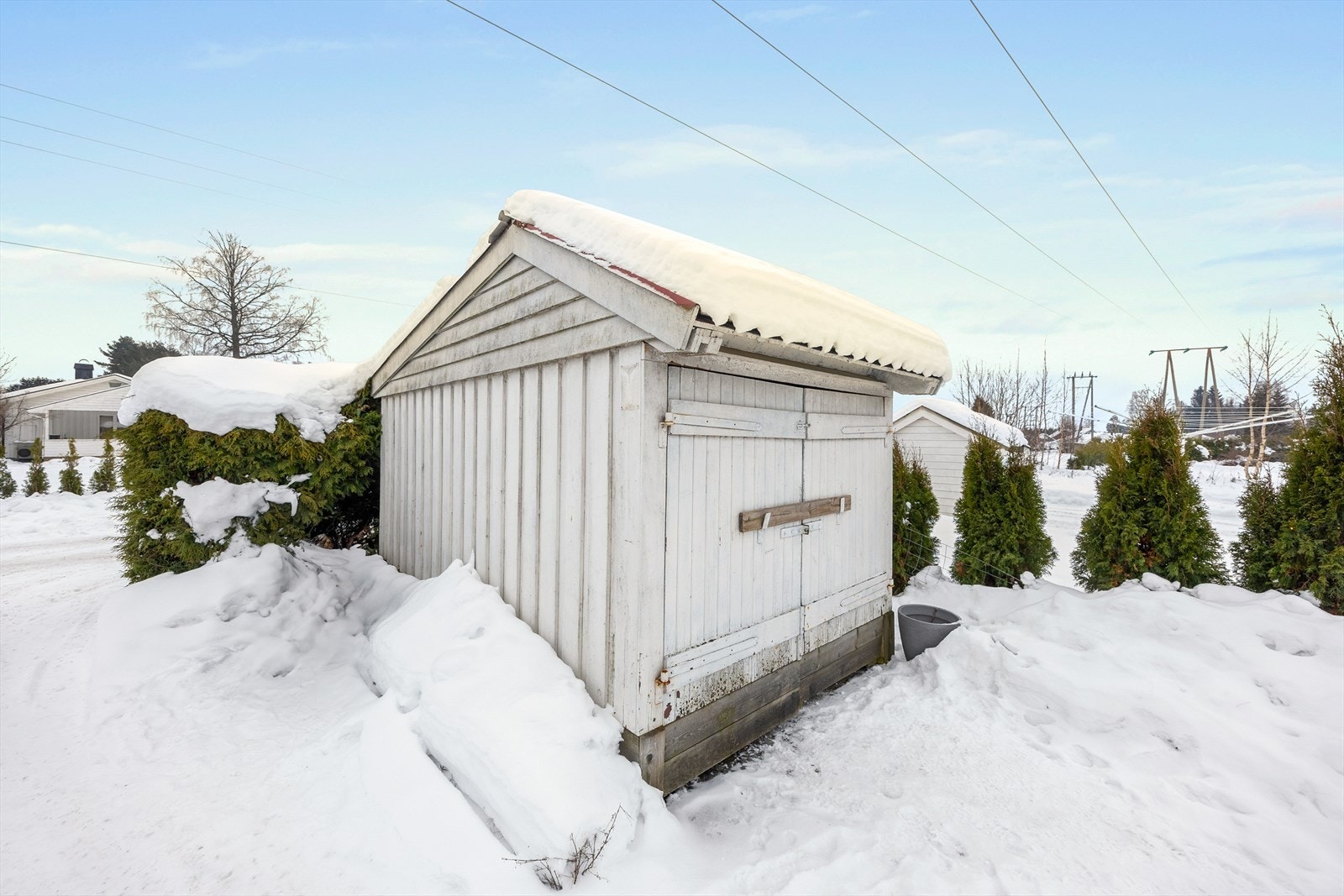 Uthus/eldre garasjebygg i fremkant av tomten. Galleribilde