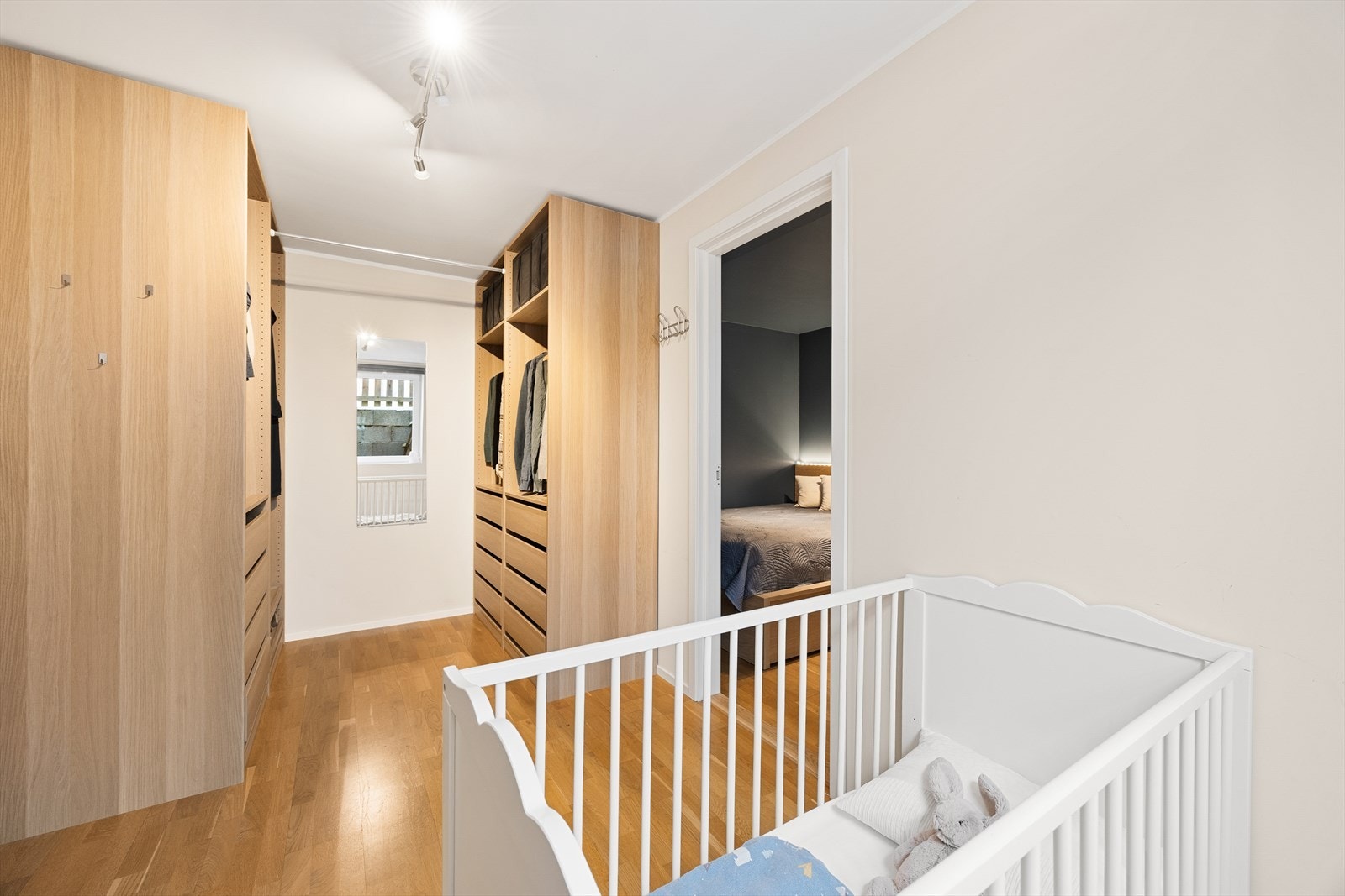 I mellomgangen er det etablert en moderne garderobeløsning. Galleribilde