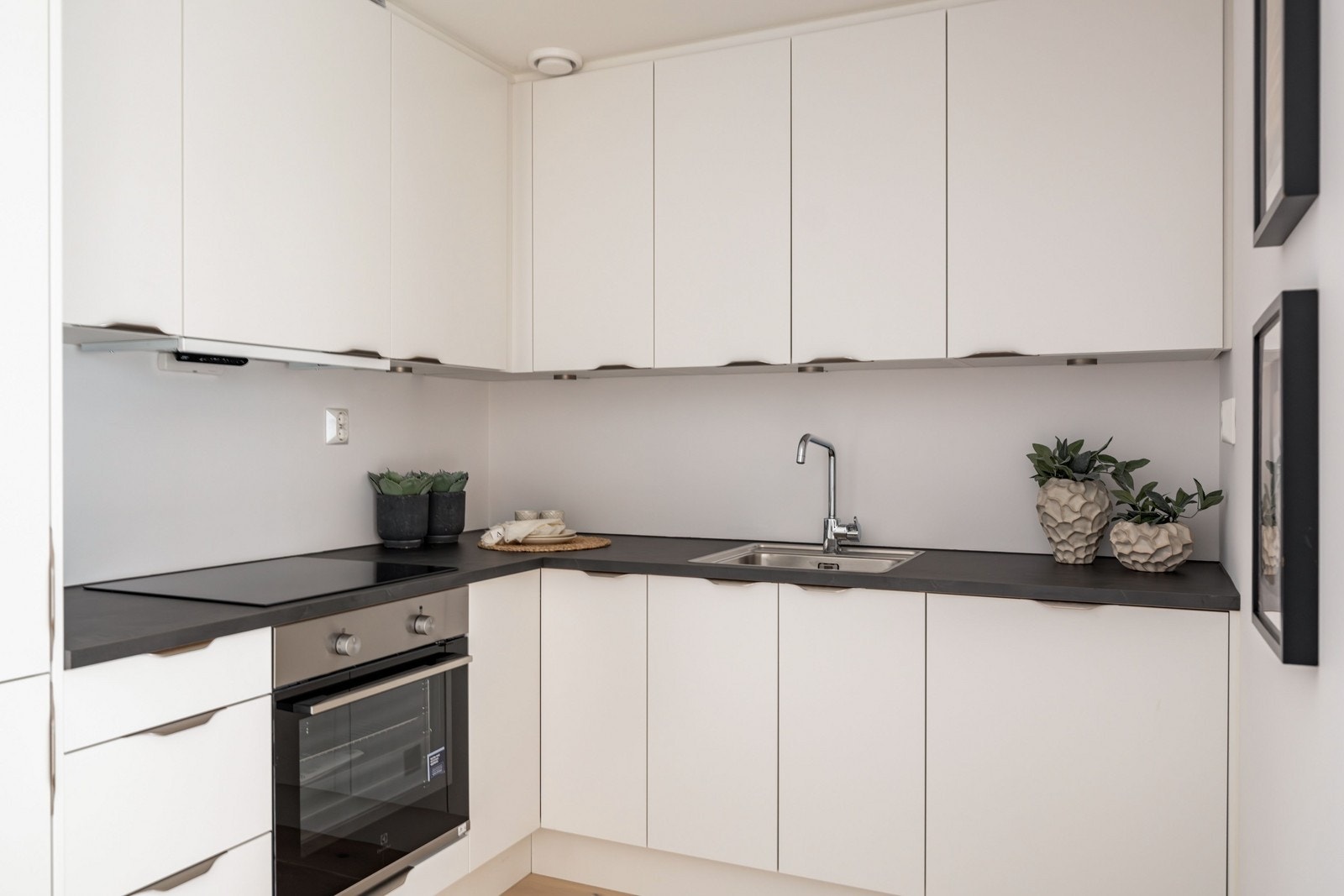 Lekkert kjøkken med integrerte hvitevarer Galleribilde