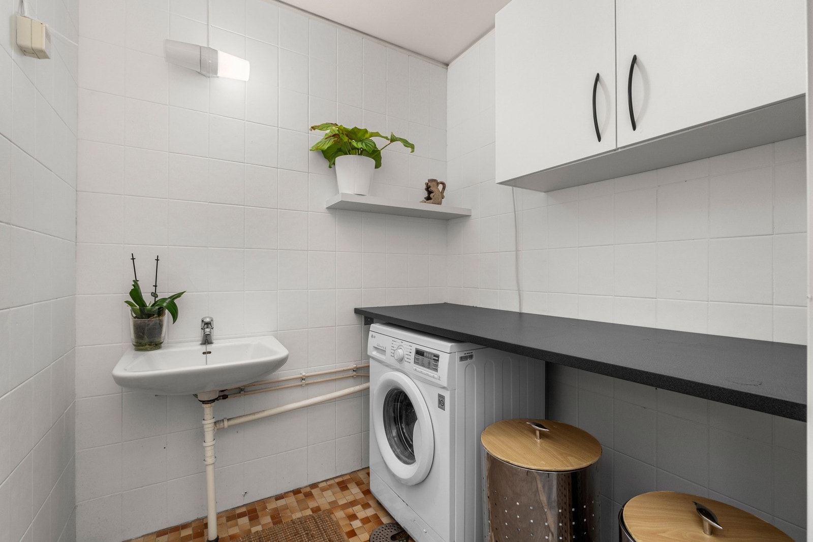 Eget vaskerom på 2,5 kvm med god benkeplass Galleribilde