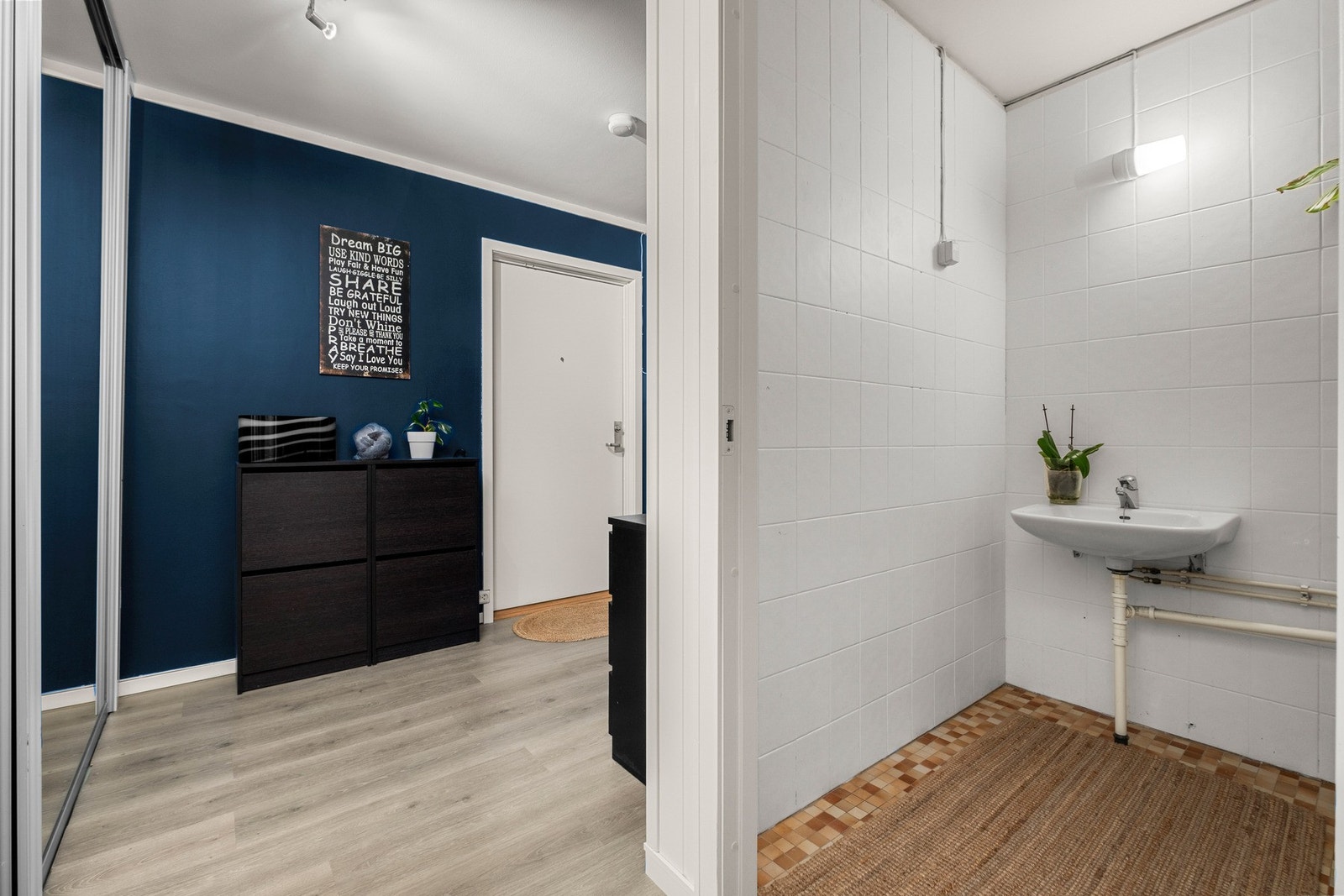 Man får direkte tilgang til vaskerom gjennom entréen. Galleribilde