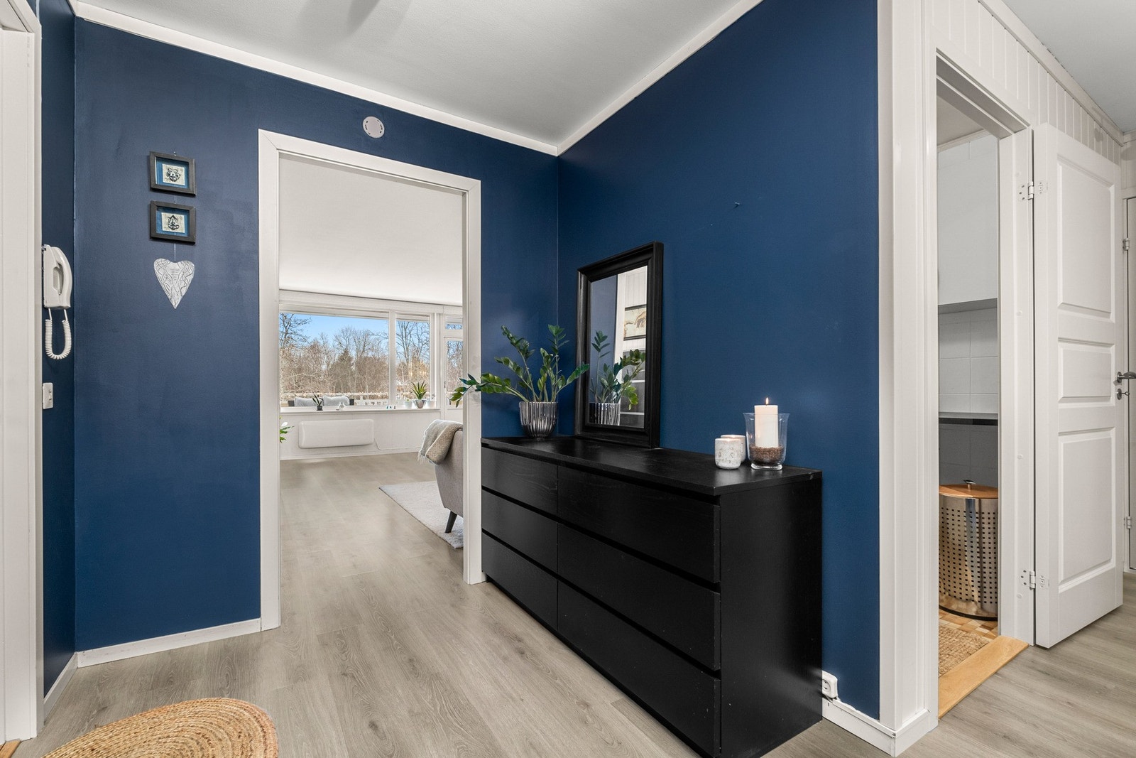 Entrèen er av god størrelse som gir muligheten til lagringsplass Galleribilde