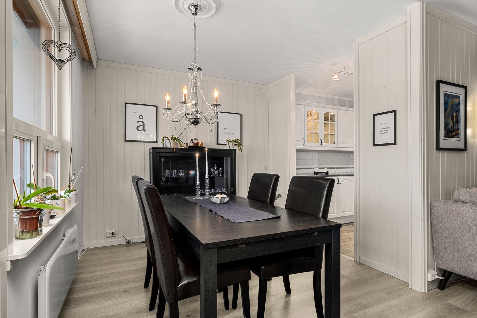 Mellom stue og kjøkken er det god plass til en spisegruppe Galleribilde