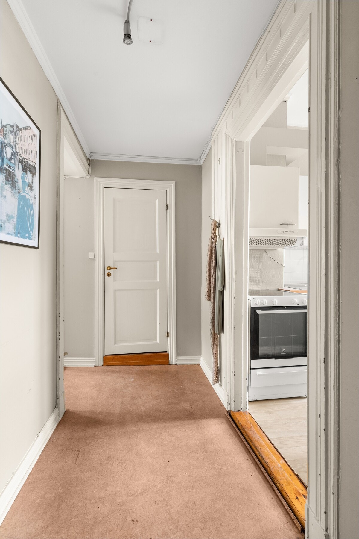 Entré/gang med adkomst til kjøkken og bad. Galleribilde