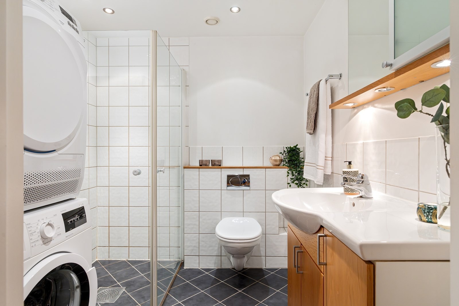 Badet har gulvvarme og er utstyrt med bereder, mekanisk avtrekk og opplegg for vaskemaskin. Galleribilde