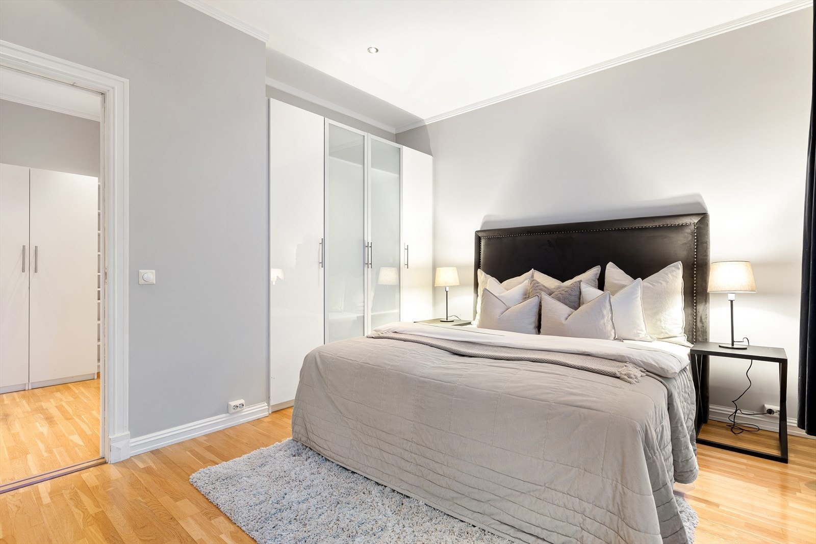 Her er det også god plass til garderobeskap og en skrivepult. Galleribilde