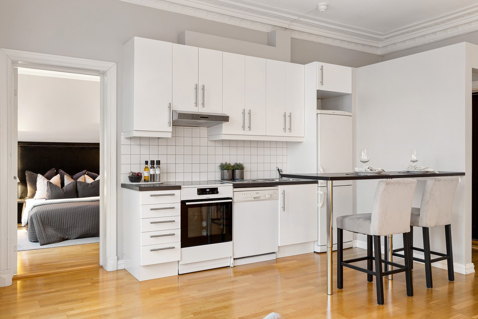 Innredningen har mekanisk avtrekksvifte over stekesonen, komfyr, kombiskap og opplegg for oppvaskmaskin. Galleribilde