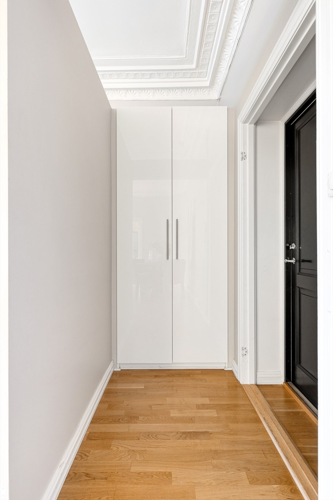 Lys og innbydende entré med god plass til oppheng av klær samt garderobeskap. Galleribilde