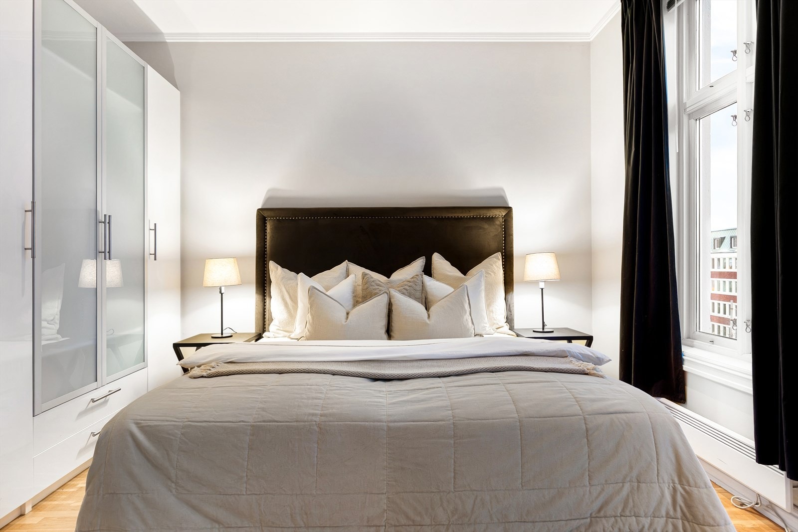 Rommet har generøs takhøyde som skaper en luftig og behagelig atmosfære. Galleribilde