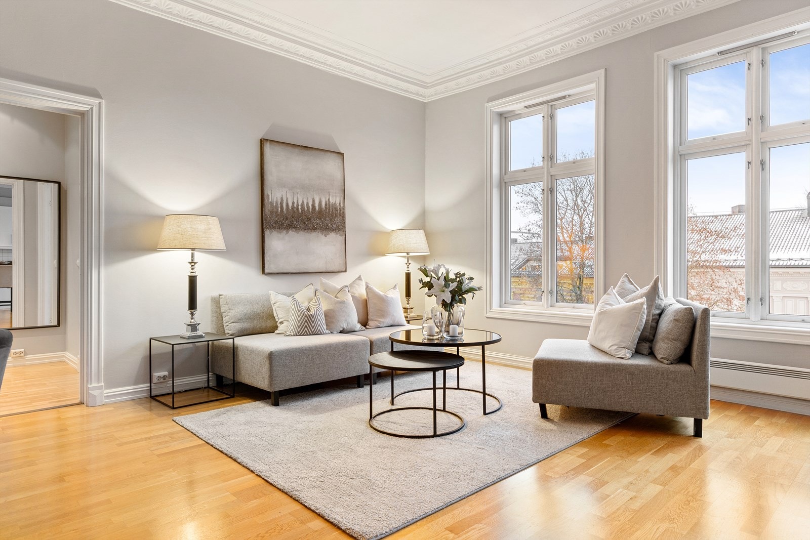 Rommet har rikelig med plass til sofagruppe og tilhørende møblement. Galleribilde