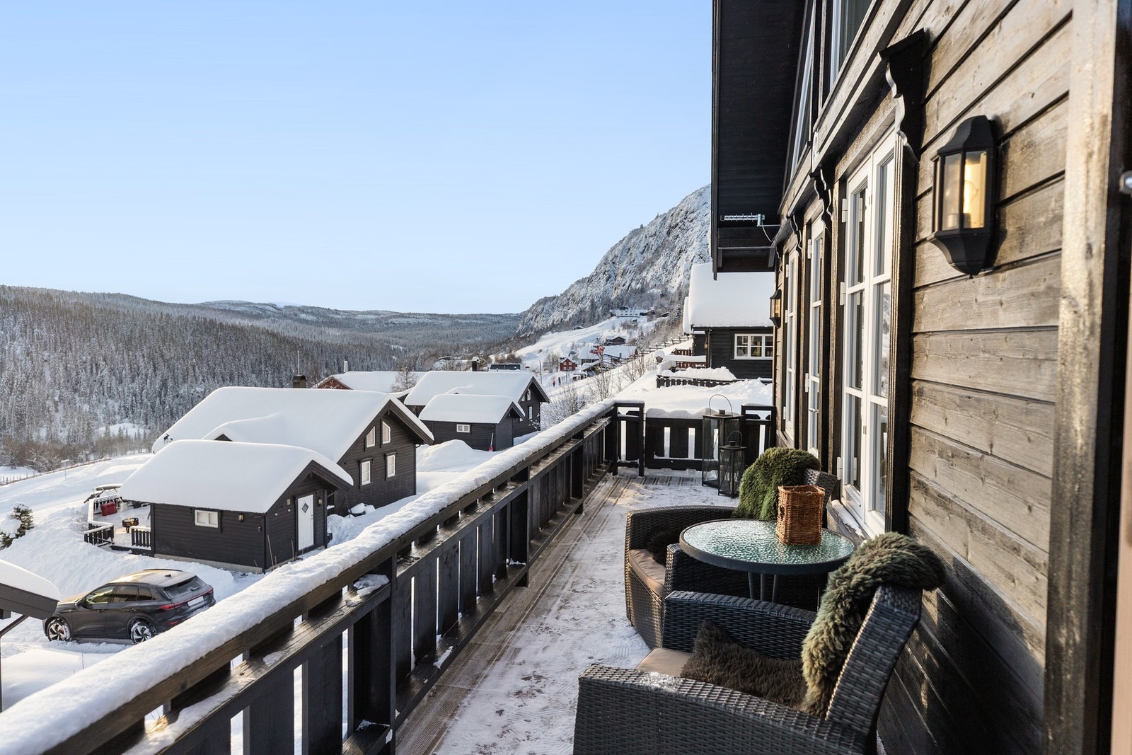 Både fra hytten og annekset har man utgang til romslig terrasse som ble utvidet både i 2013 og 2016 Galleribilde