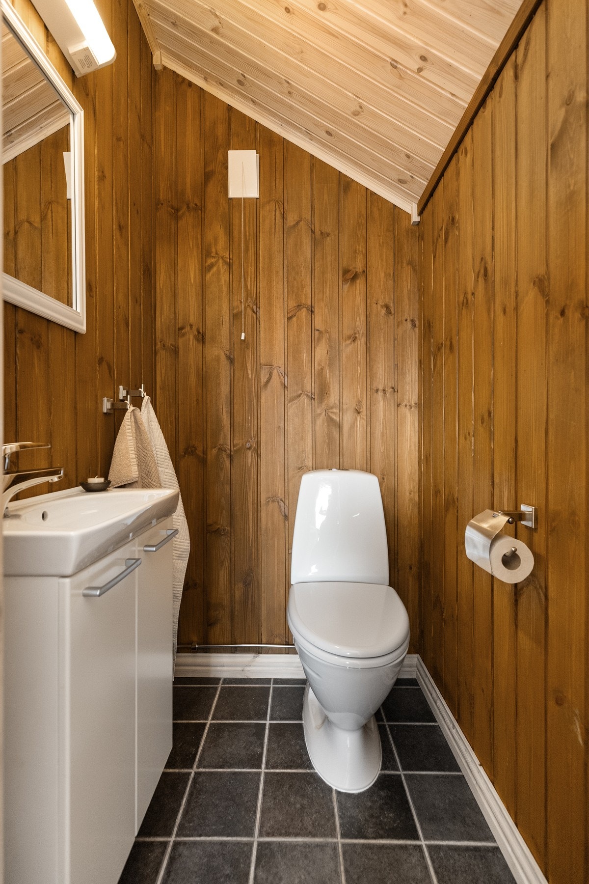 Veldig praktisk er det også med eget toalettrom i annekset. Her er det flislagt gulv med varmekabler Galleribilde