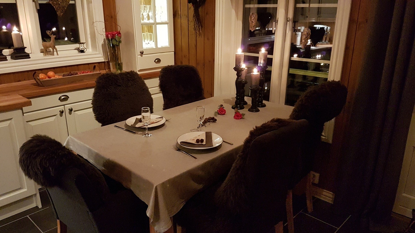 Stemningsbilde ved spisebordet. Bilde fra selgers arkiv Galleribilde