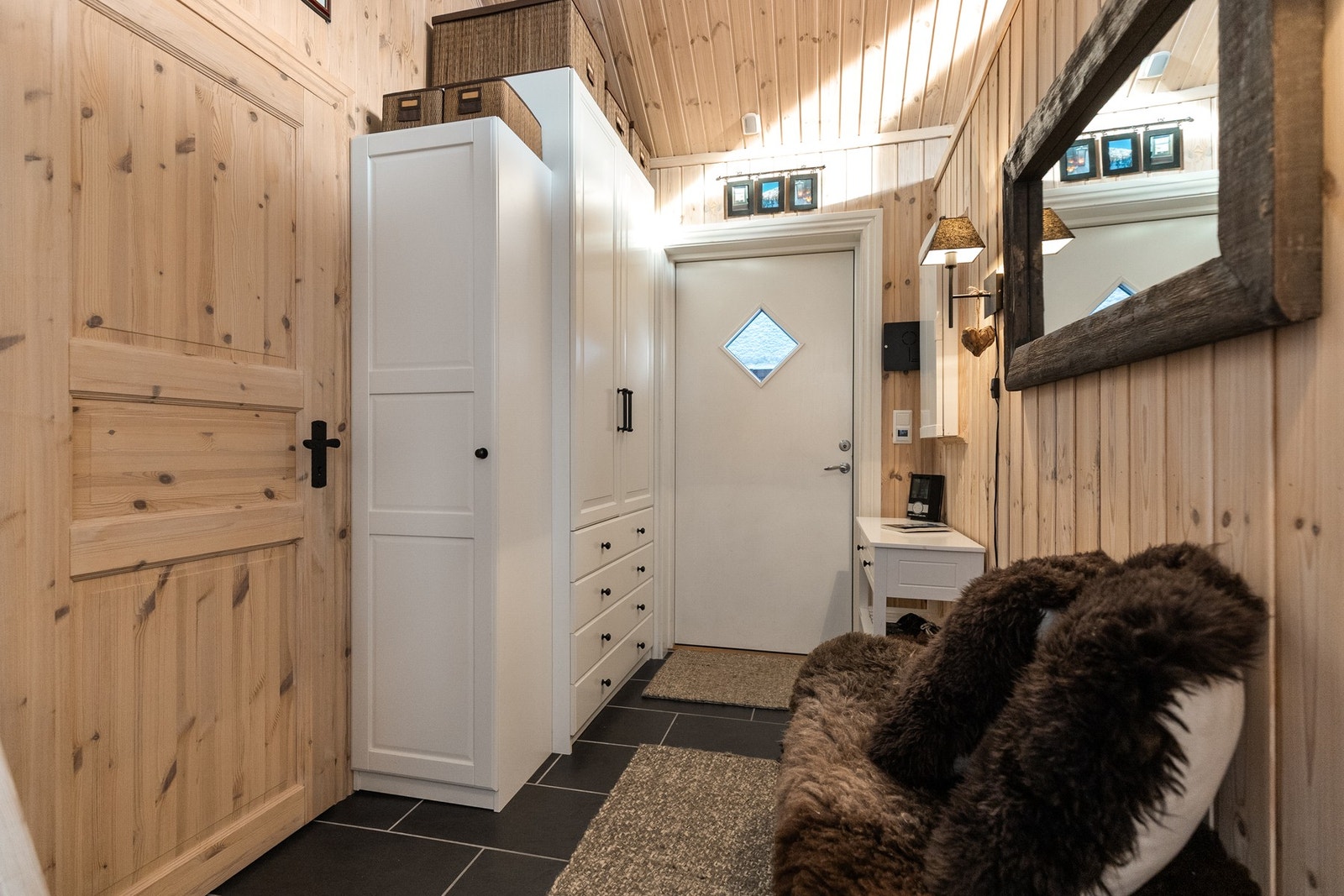 Godt med plass til oppbevaringsmøbler for oppbevaring og oppheng Galleribilde