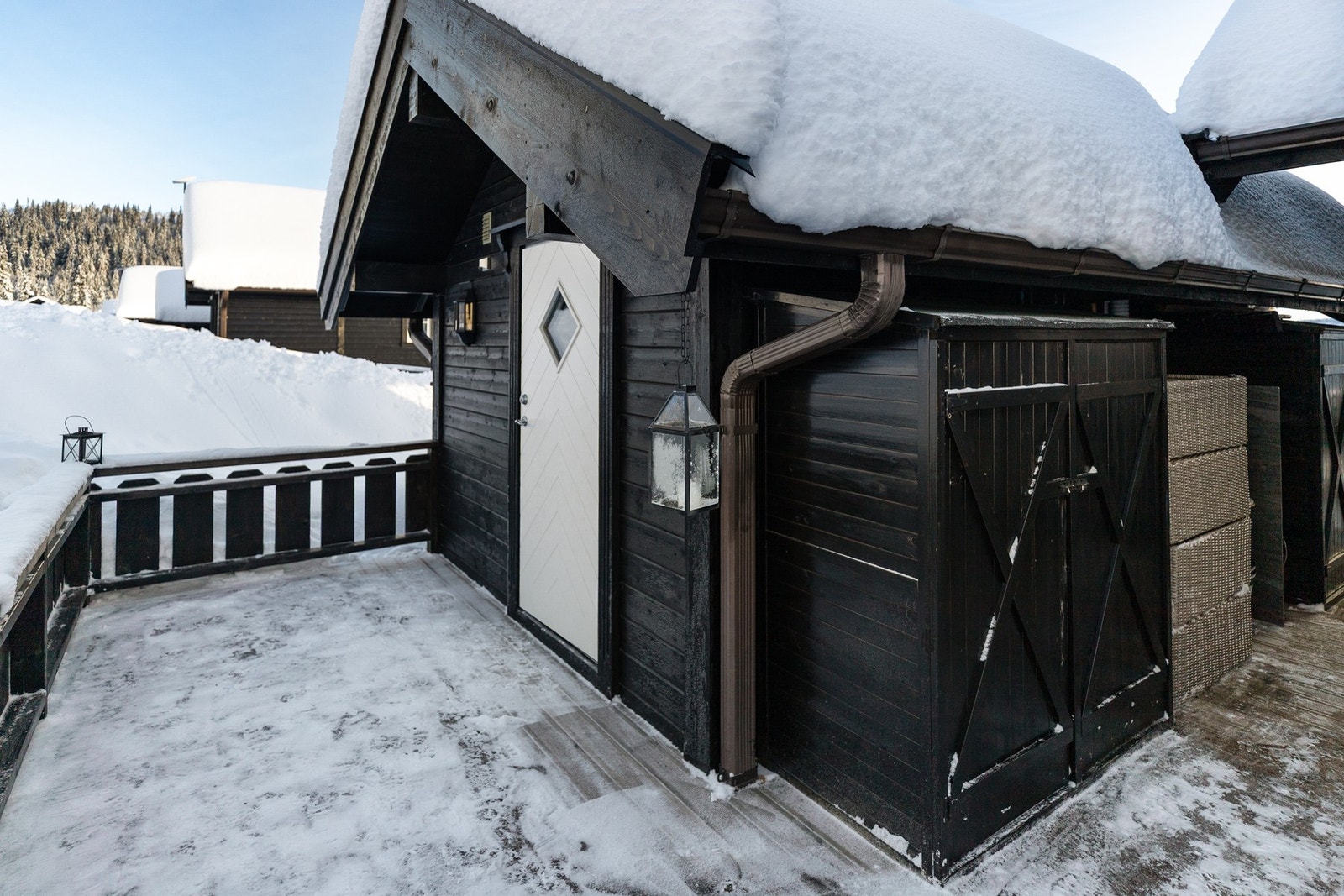 På terrassen finner man også to frittstående, utvendige boder som er meget praktiske til lagring av ved og utstyr. Galleribilde