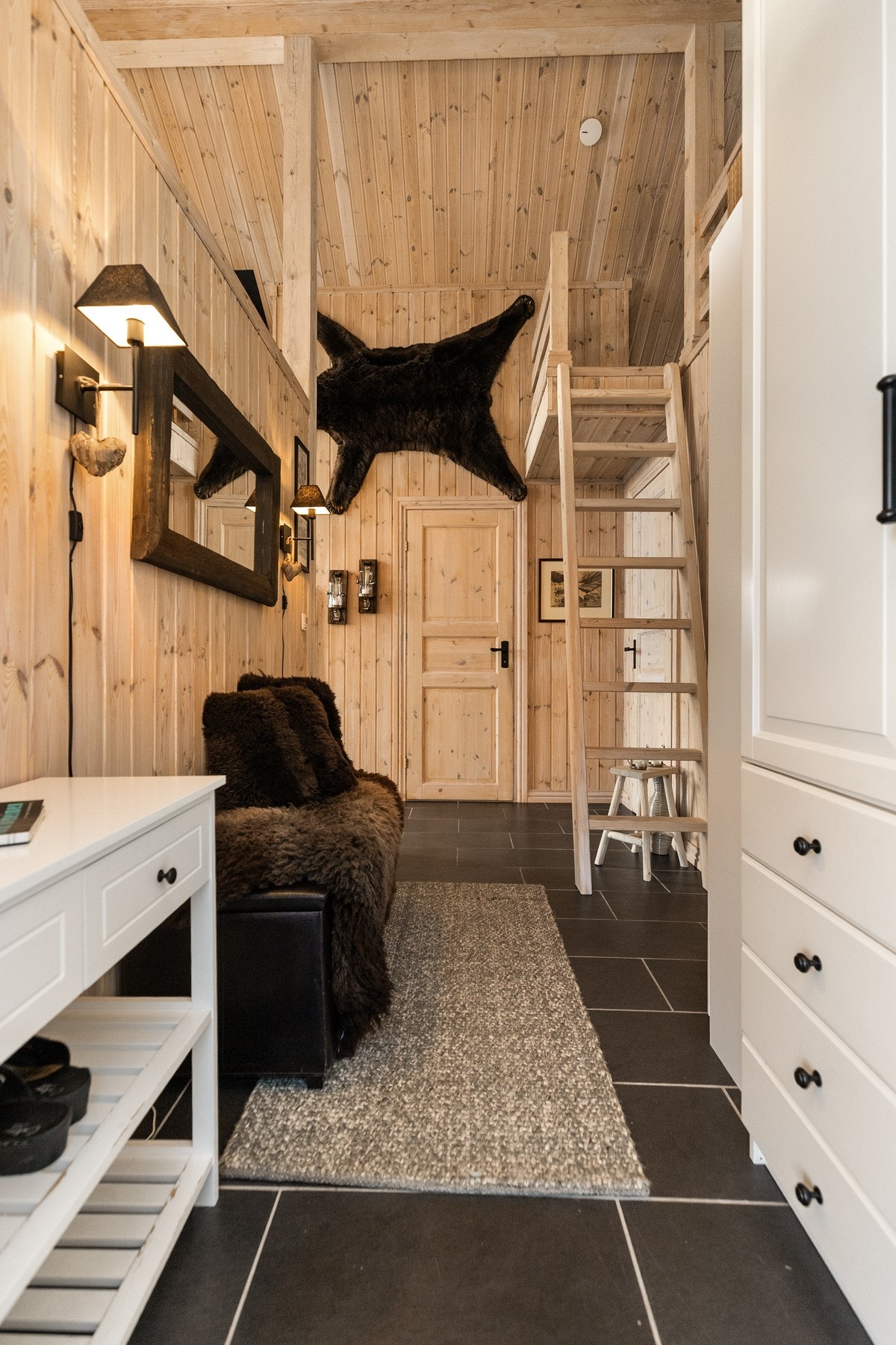 Fra hyttas entrèområde - trapp opp mot romslig hems finner man her Galleribilde