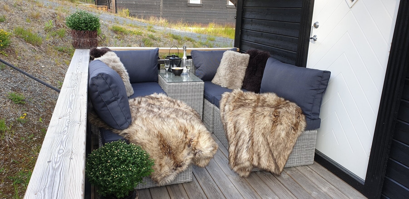 Fra uteområdet bak boden. Koselig og lunt sitteområde - Bilde fra selgers arkiv Galleribilde