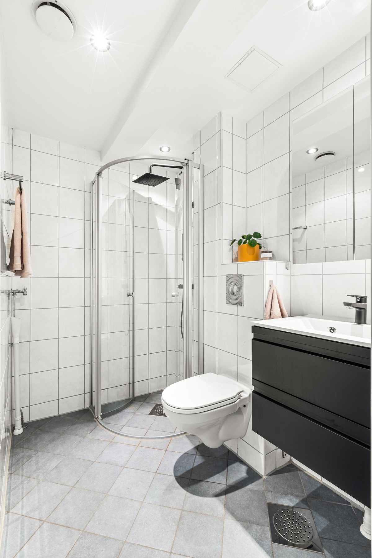 Lyst og arealeffektivt flislagt bad rehabilitert i 2009 i regi av boligselskapet. Dusj med innfellbare glassvegger og takdusj. Galleribilde