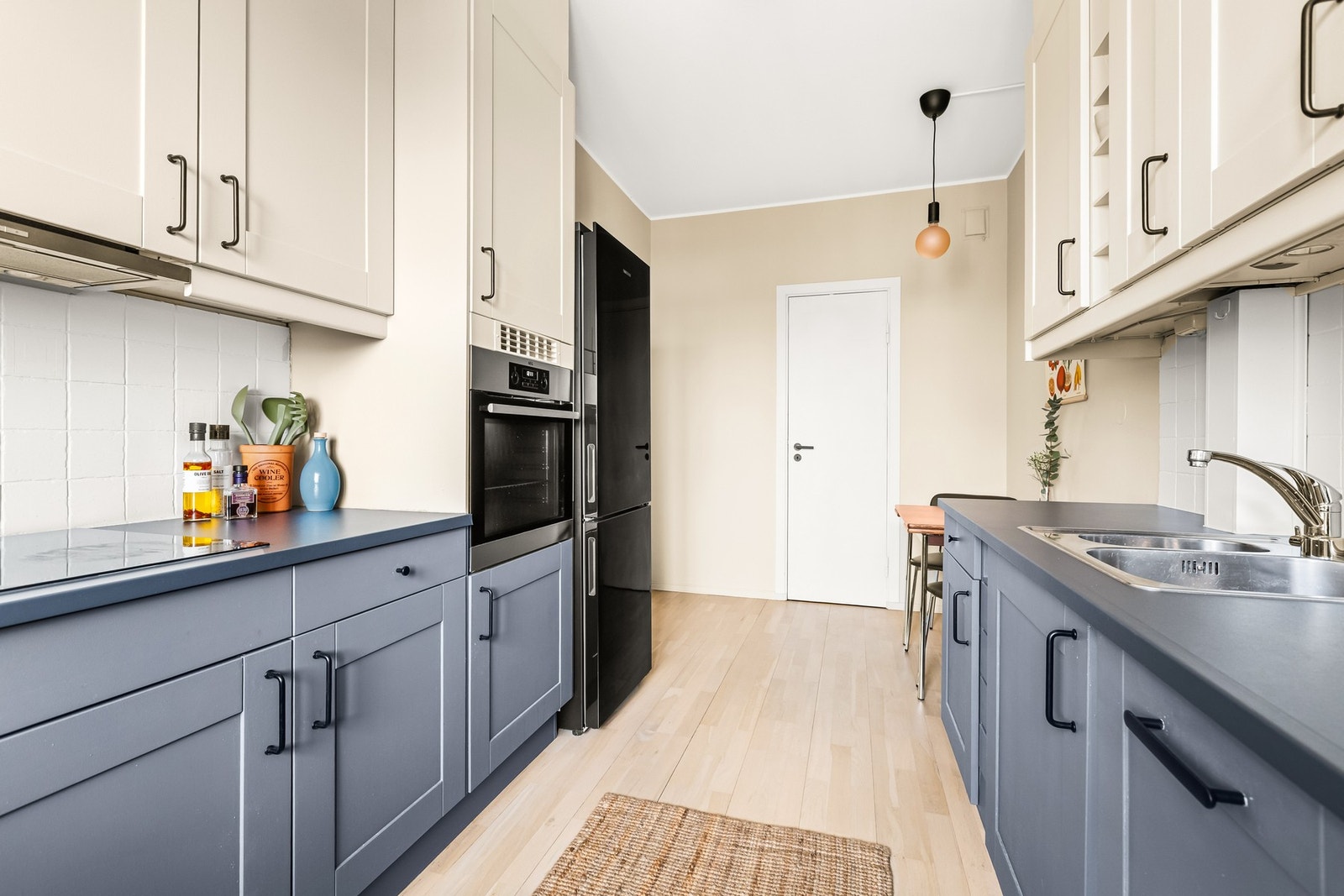 Praktisk kott tilknyttet kjøkken for ekstra lagringsplass. Frittstående kjøleskap medfølger. Galleribilde